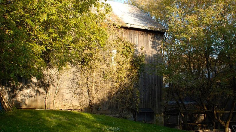 Side panelling of an old barn